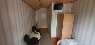 Гостевой дом Kure Guesthouse Rahinge Двухместный номер с 2 отдельными кроватями, собственным душем и туалетом-9